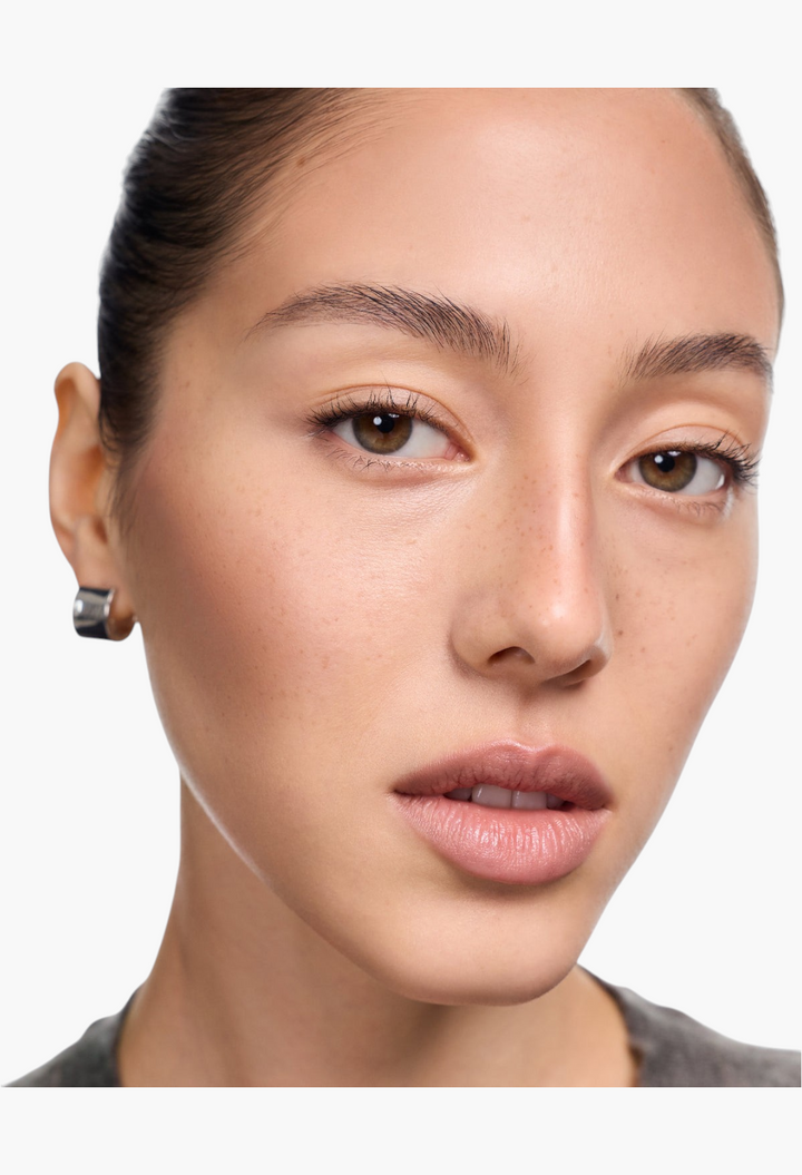 GLAM MODA Face Trace Contour Stick applied on a model for natural definition and a seamless, velvety finish.