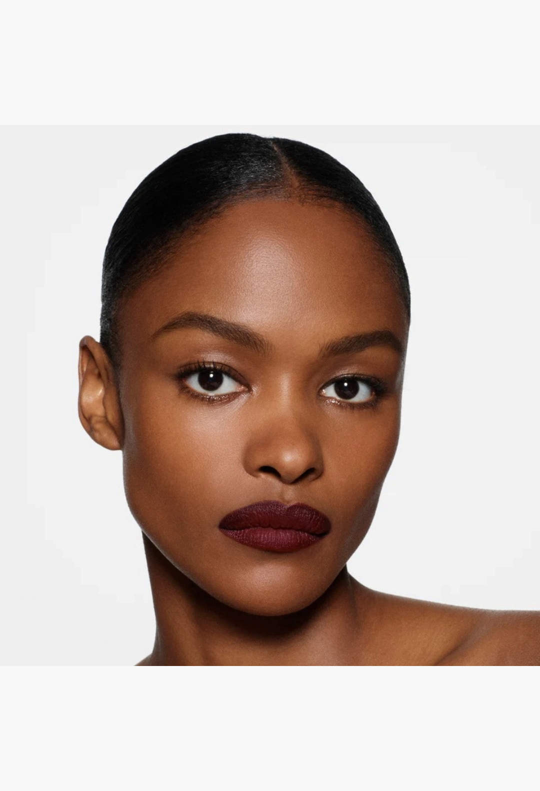 GLAM MODA model wearing a deep berry Victoria Beckham Beauty Lip Definer lip pencil for a defined, contoured pout.