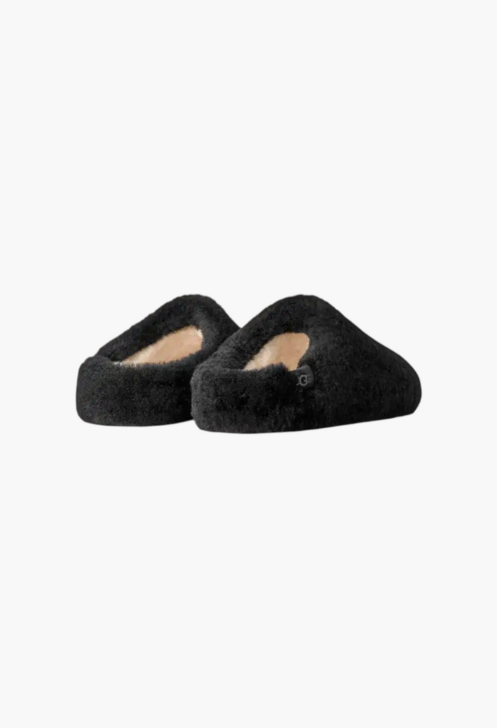 GLAM MODA black sheepskin Elea Fluffed slip-on slippers with a cozy, minimalist design and rubber outsole.