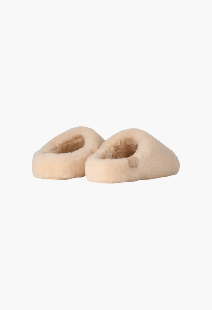 GLAM MODA women's Elea fluffed slip-on slippers in beige sheepskin with a minimalist design and rubber outsole.