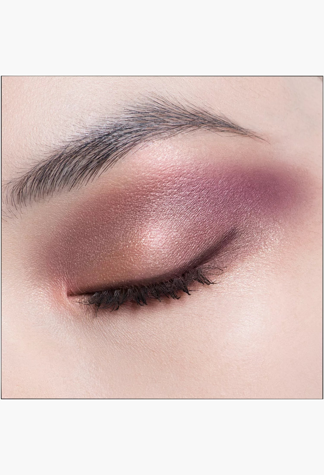GLAM MODA Diorshow 5 Couleurs eyeshadow palette applied on eyelid with shimmering mauve and plum tones