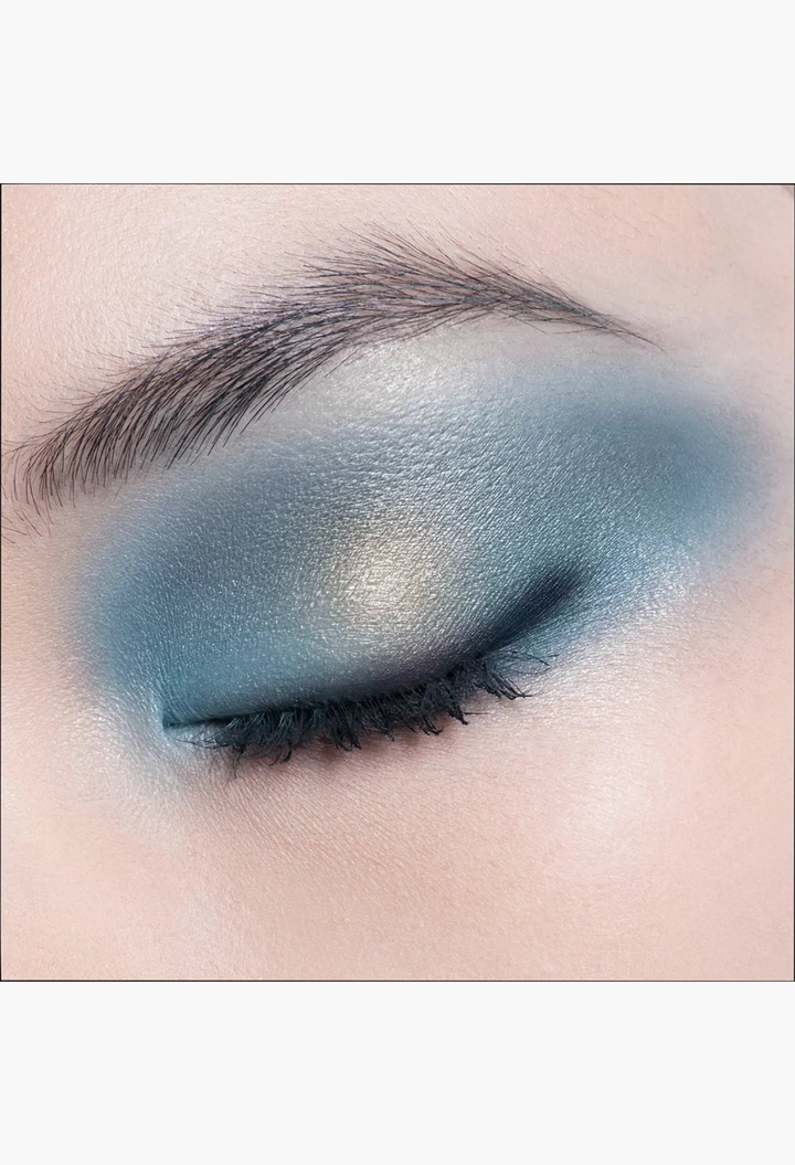 GLAM MODA Diorshow 5 Couleurs eyeshadow palette applied on eyelid with blended blue and gold metallic pigments