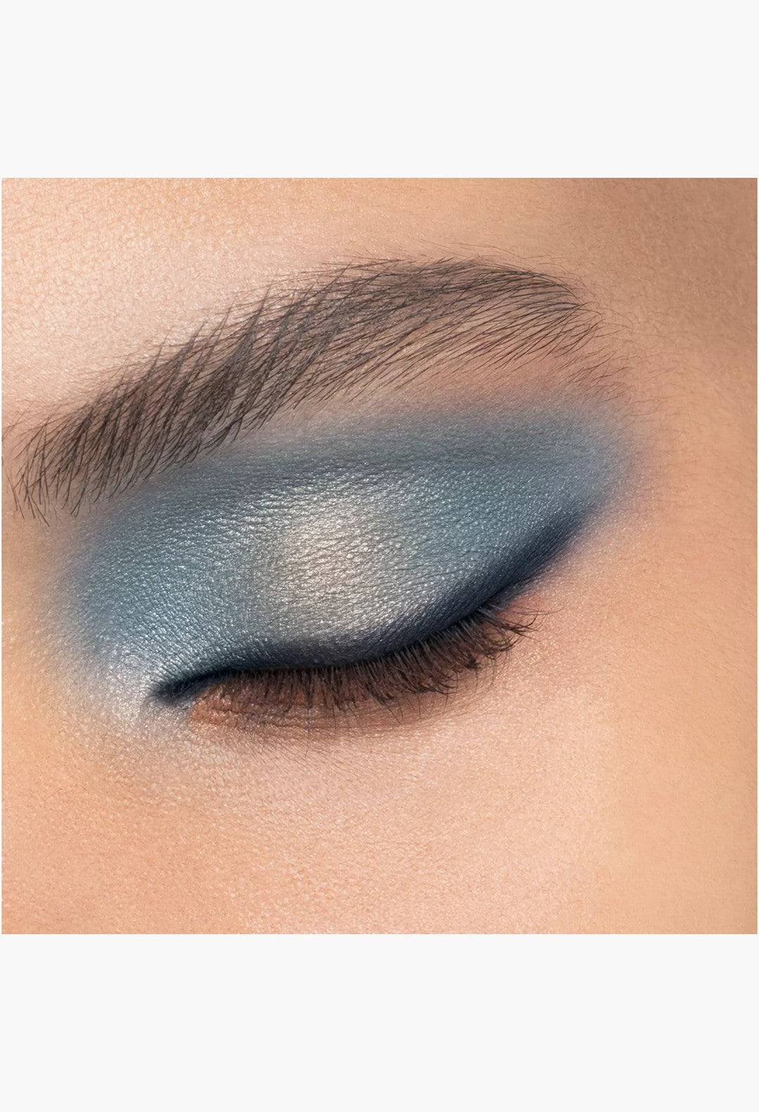 GLAM MODA Diorshow 5 Couleurs eyeshadow palette applied on eyelid with shimmering blue and grey metallic tones