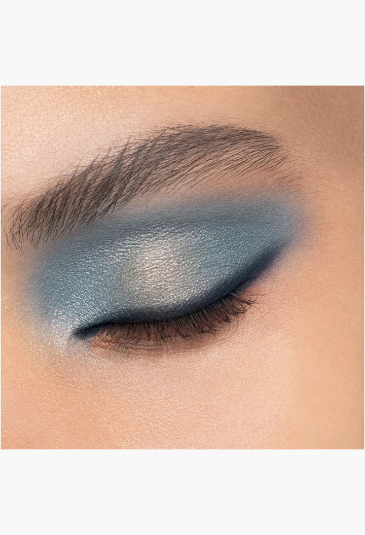 GLAM MODA Diorshow 5 Couleurs eyeshadow palette applied on eyelid with shimmering blue and grey metallic tones