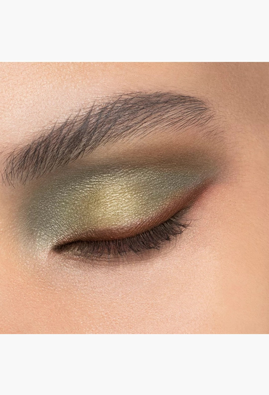 GLAM MODA Diorshow 5 Couleurs eyeshadow palette applied on eyelid with shimmering gold and brown tones