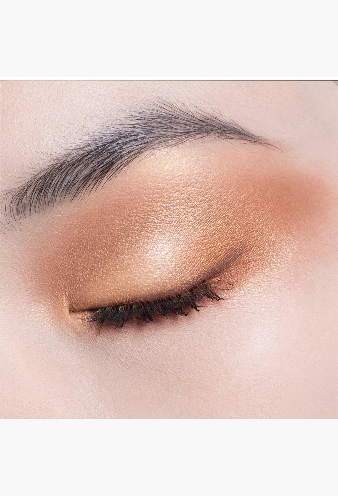 GLAM MODA Diorshow 5 Couleurs eyeshadow applied to eyelid with a shimmering metallic bronze finish