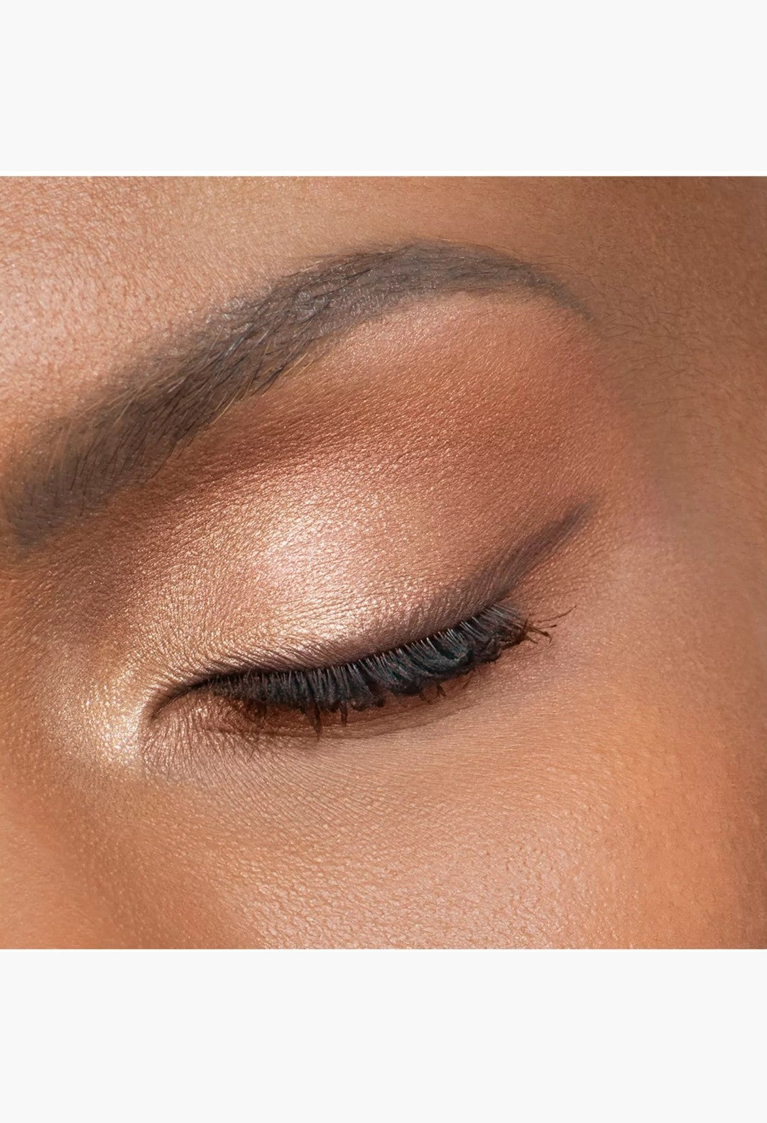 GLAM MODA Diorshow 5 Couleurs eyeshadow palette applied on eyelid with shimmering gold and bronze tones