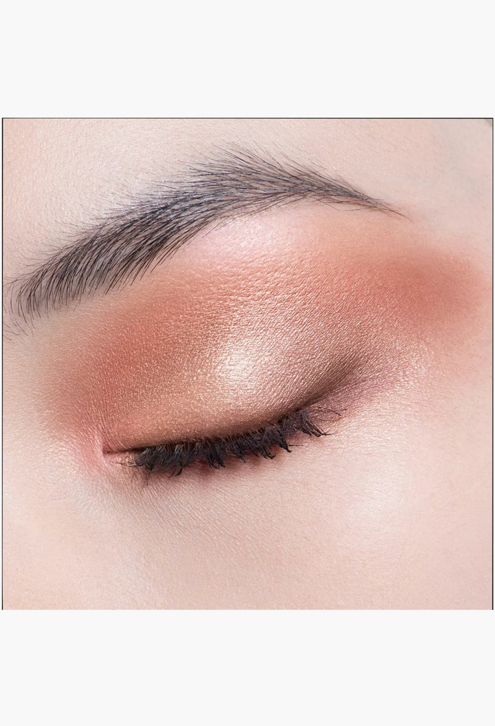 GLAM MODA Diorshow 5 Couleurs eyeshadow palette applied on a closed eyelid with shimmering bronze and neutral tones