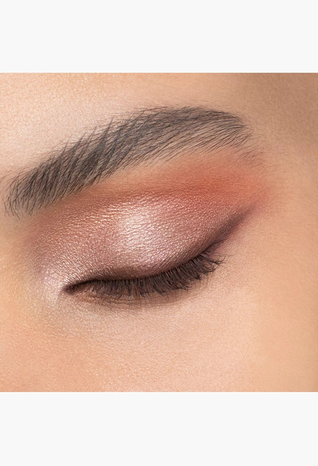 GLAM MODA Diorshow 5 Couleurs eyeshadow palette applied as a shimmering bronze metallic shade on a closed eyelid