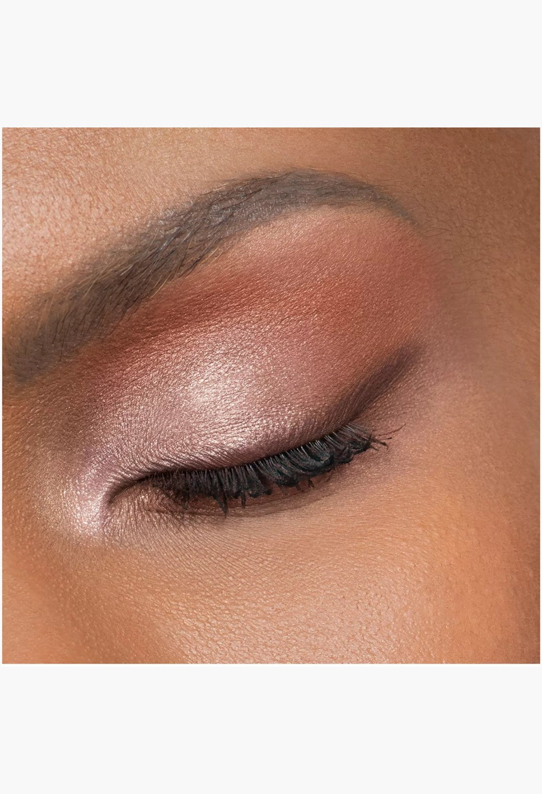 GLAM MODA Diorshow 5 Couleurs eyeshadow palette applied on eyelid with a soft shimmering metallic bronze finish
