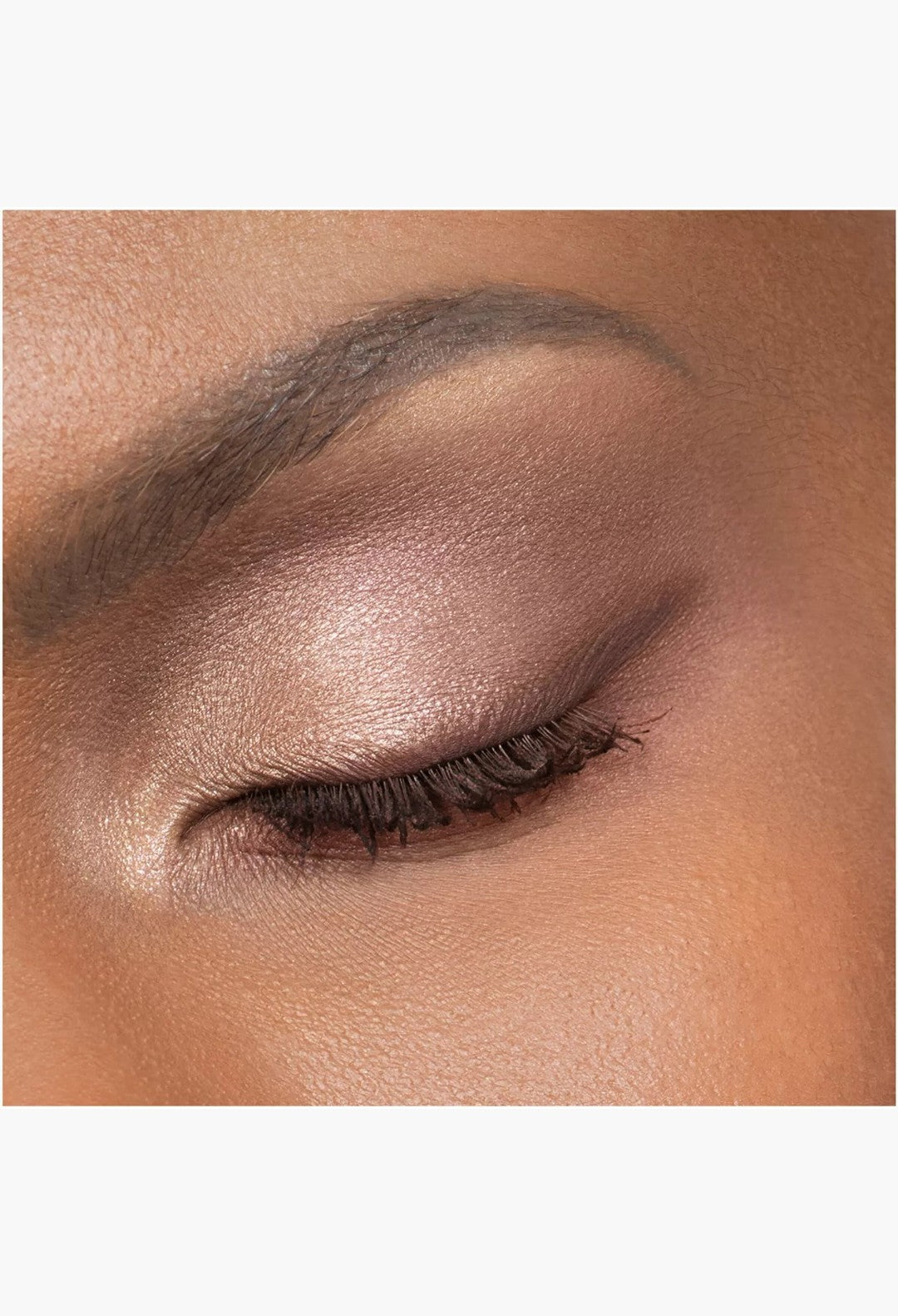 GLAM MODA Diorshow 5 Couleurs Couture eyeshadow palette applied on a model eyelid with shimmering metallic finish