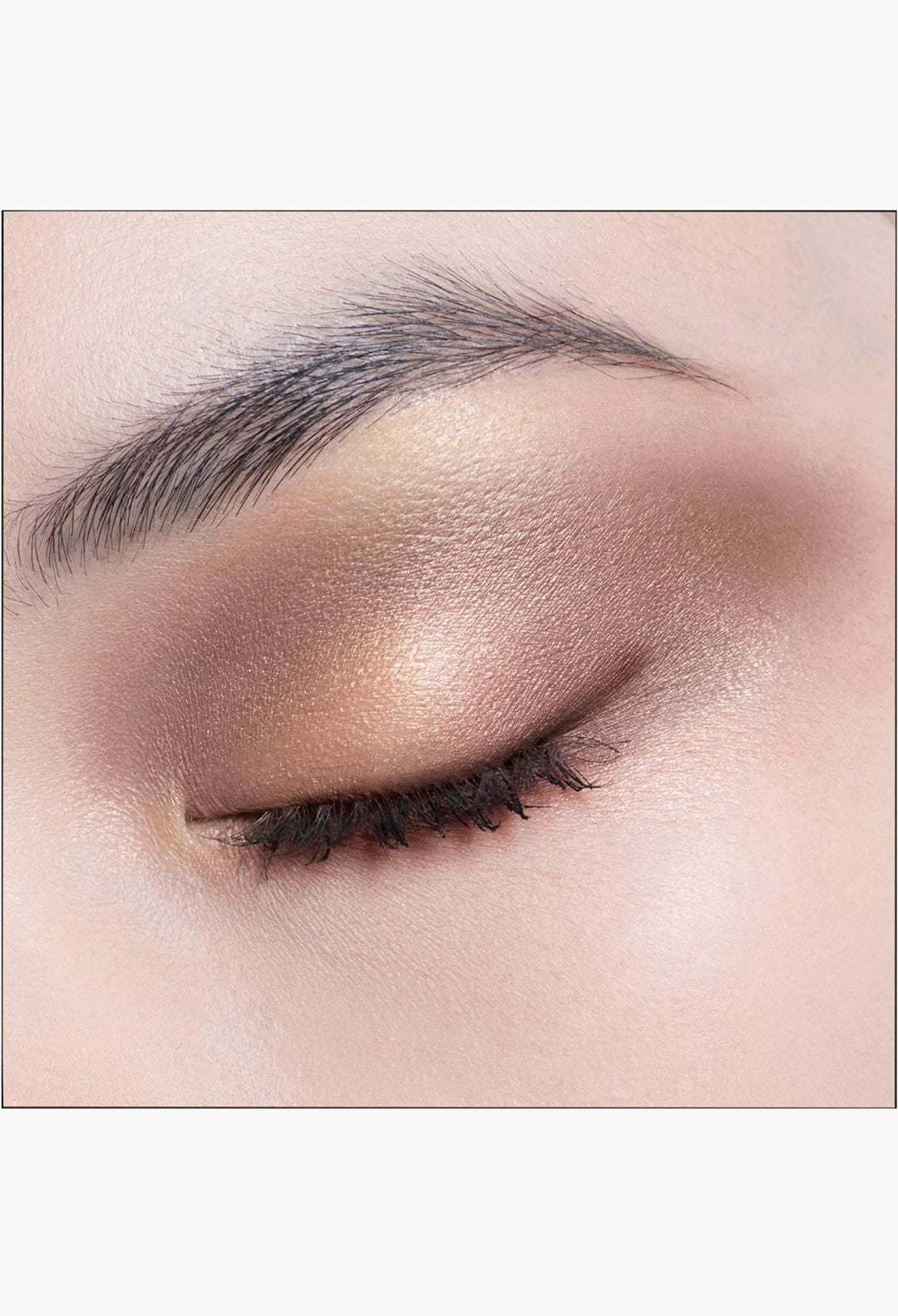 GLAM MODA Diorshow 5 Couleurs Couture Eyeshadow Palette applied on eyelid with shimmering metallic brown tones
