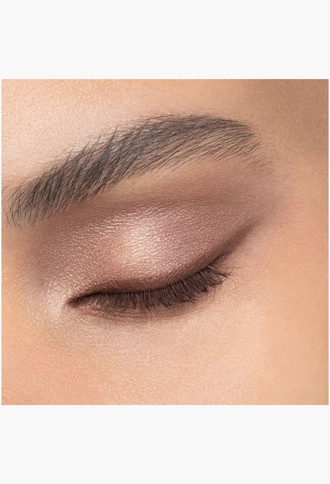 GLAM MODA Diorshow 5 Couleurs Couture Eyeshadow Palette applied on eyelid with a soft, shimmering bronze finish.