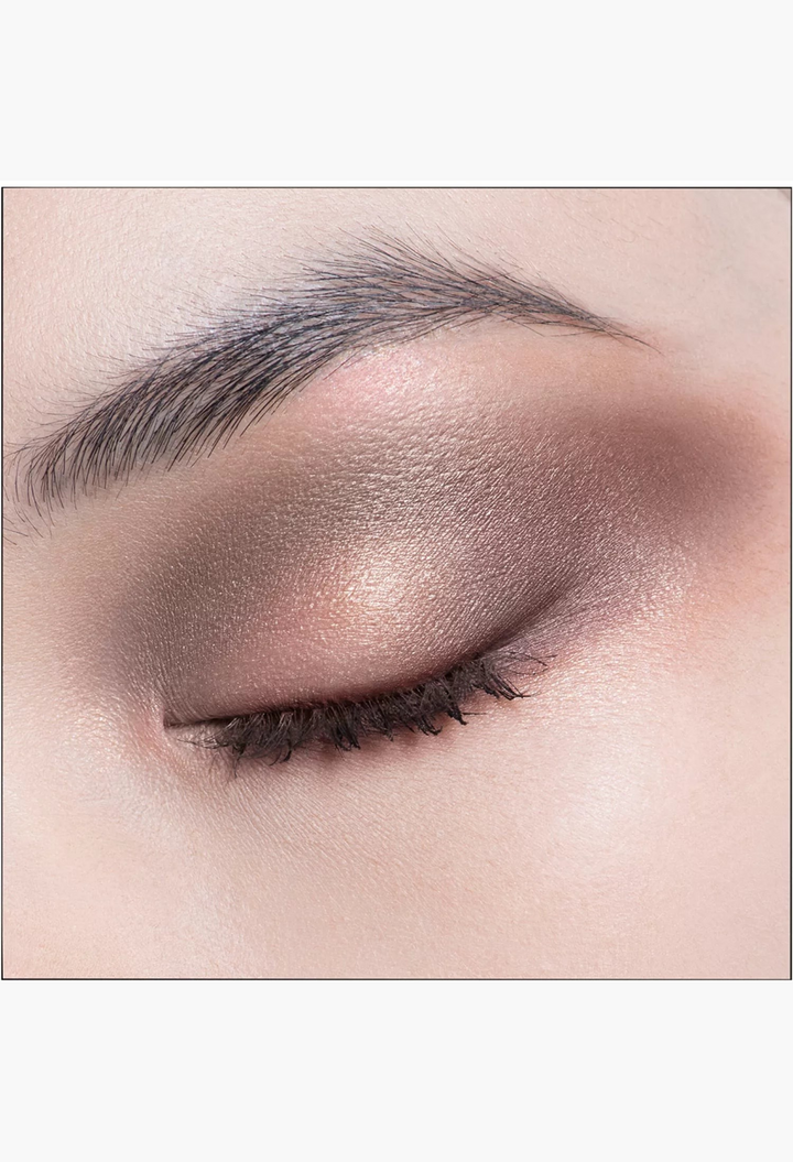 GLAM MODA Diorshow 5 Couleurs eyeshadow palette applied on eyelid with shimmering bronze and neutral tones