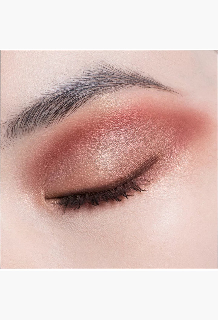 GLAM MODA Diorshow 5 Couleurs eyeshadow palette applied on eyelid with shimmering bronze and metallic brown tones