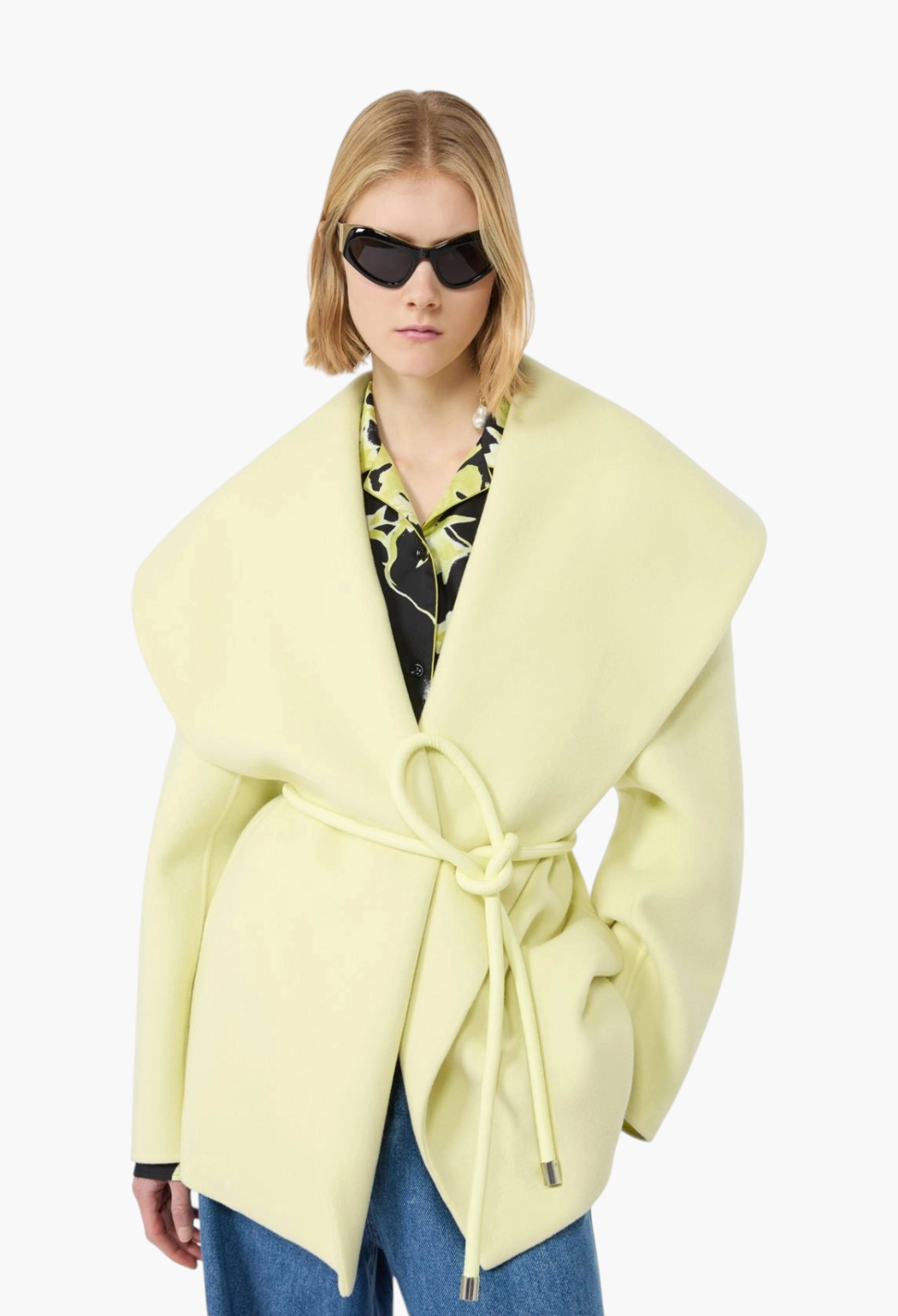 GLAM MODA pale yellow pure virgin wool jacket with wide shawl collar and tubular belt worn by a blonde model.