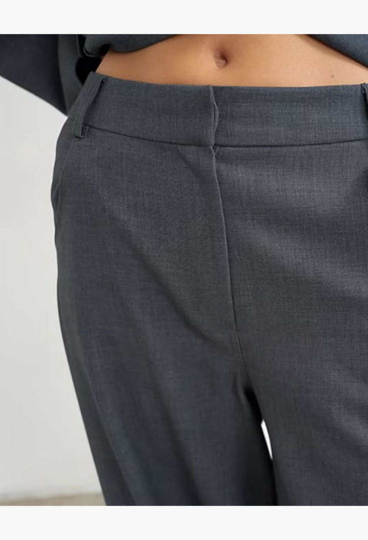 GLAM MODA grey mid-rise trousers with belt loops and side pleats in woven fabric