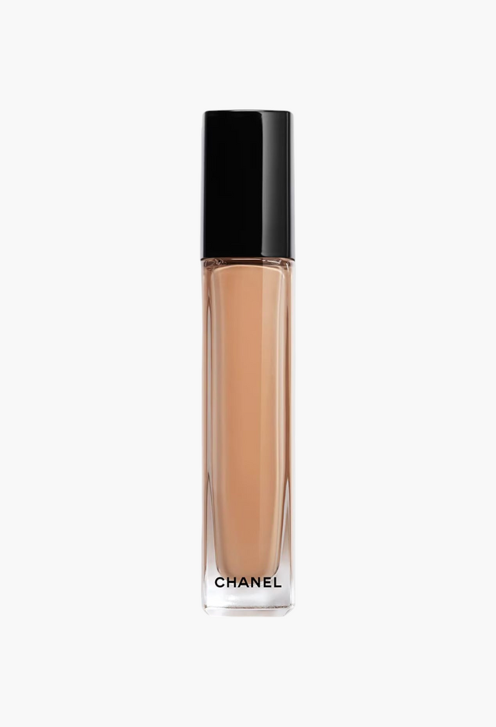 GLAM MODA CHANEL LES BEIGES serum concealer in a clear glass tube with a black cap and cooling ceramic applicator