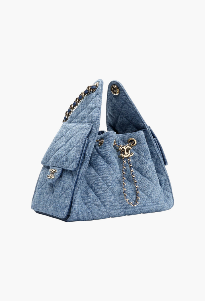 GLAM MODA CHANEL 25 small handbag in blue washed denim with quilted texture and gold-tone metal chain hardware.
