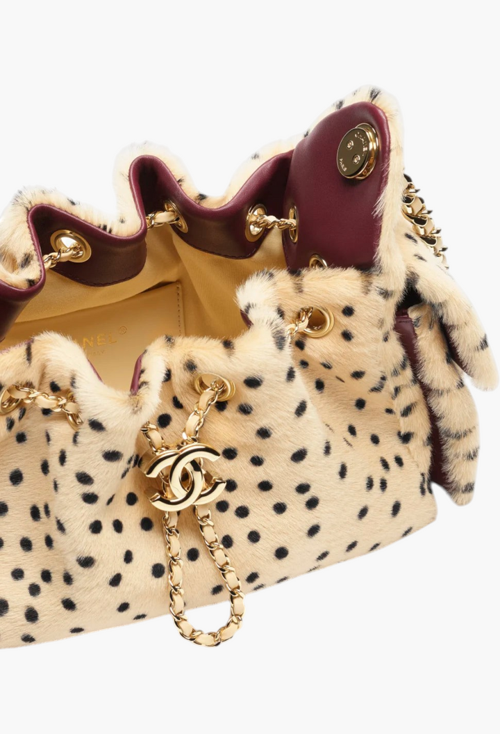 GLAM MODA CHANEL 25 mini handbag in leopard print faux fur with burgundy leather trim and gold-tone chain hardware.