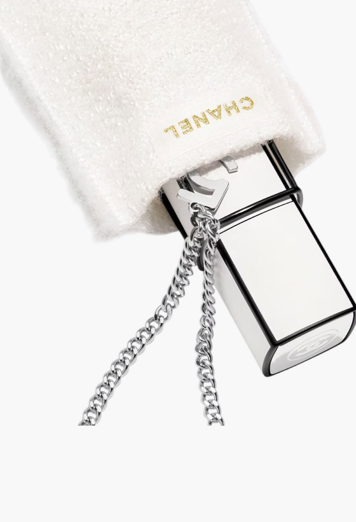 GLAM MODA Chanel N°5 L'eau purse spray in a white woven sleeve with a silver jewellery chain and number 5 charm