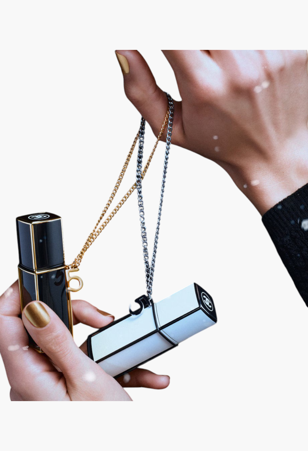GLAM MODA Chanel N°5 L'eau purse spray with gold and silver jewellery chains held in hands with gold manicured nails