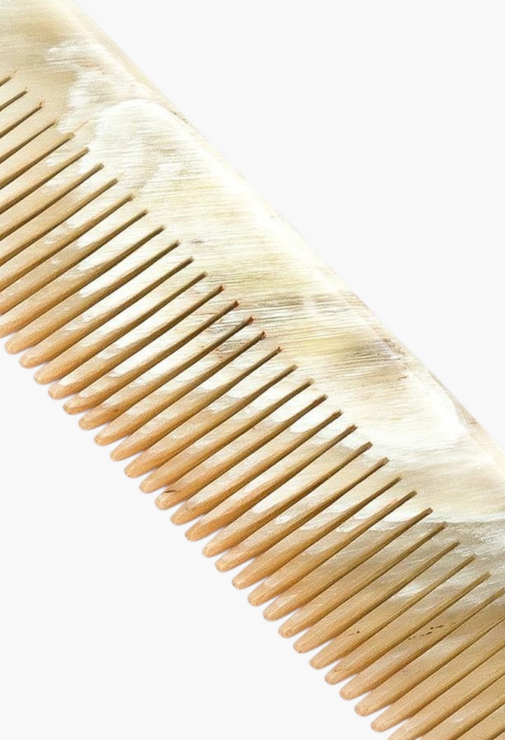GLAM MODA Abbeyhorn 150mm pocket comb made from natural ox horn with elegant cream and brown marbled swirls