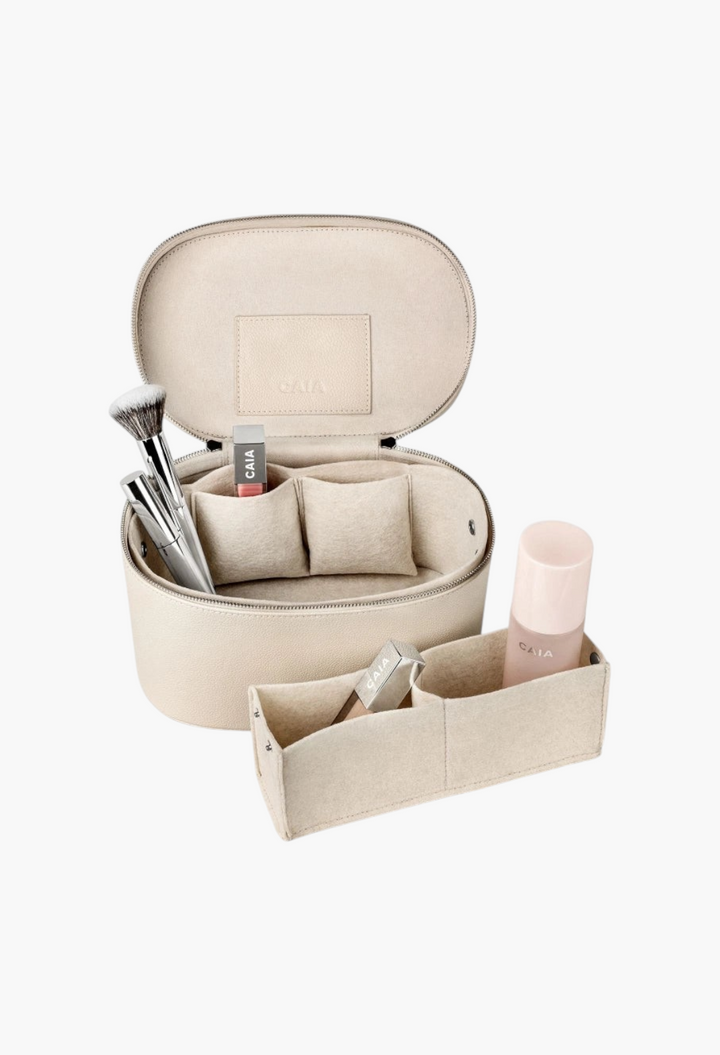 GLAM MODA beige vegan leather beauty case with a removable interior organizer and makeup brushes on a white background