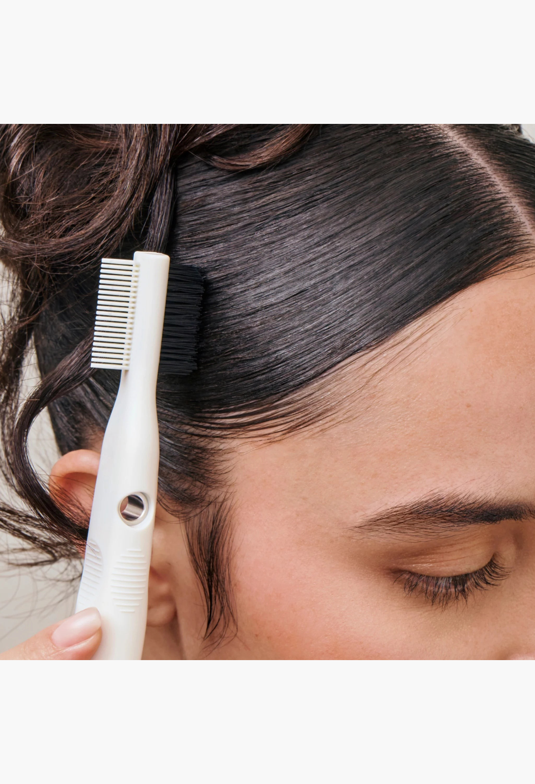 GLAM MODA dual-sided edge brush with nylon bristles and fine-tooth comb styling baby hairs on a model