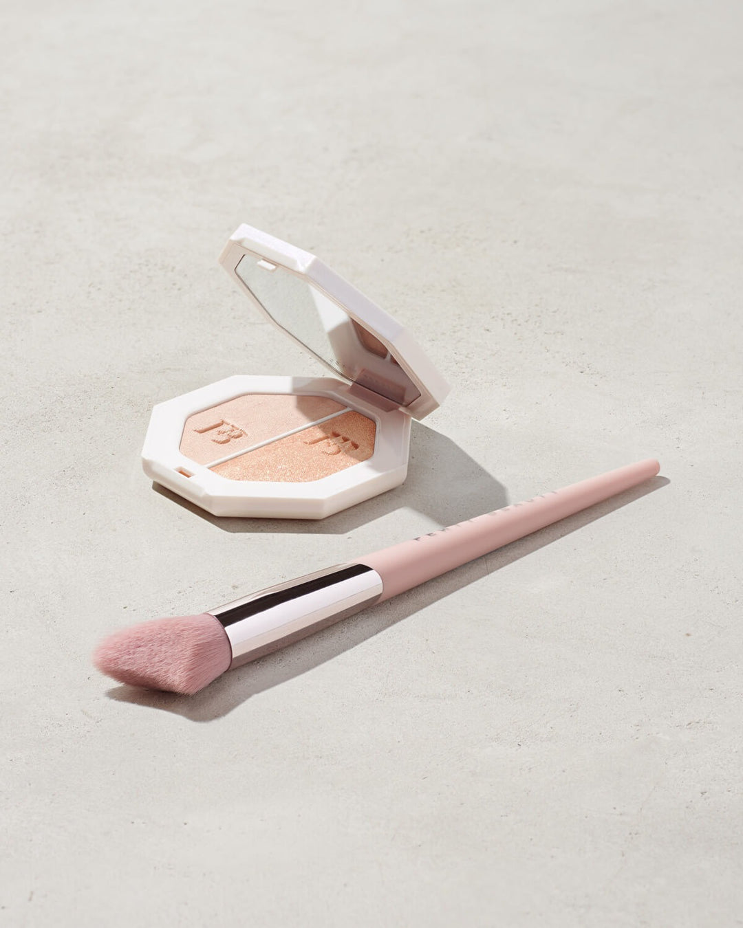 Cheek-Hugging Highlight Brush 120 - GLAM MODA
