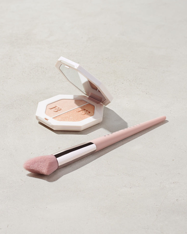 Cheek-Hugging Highlight Brush 120 - GLAM MODA