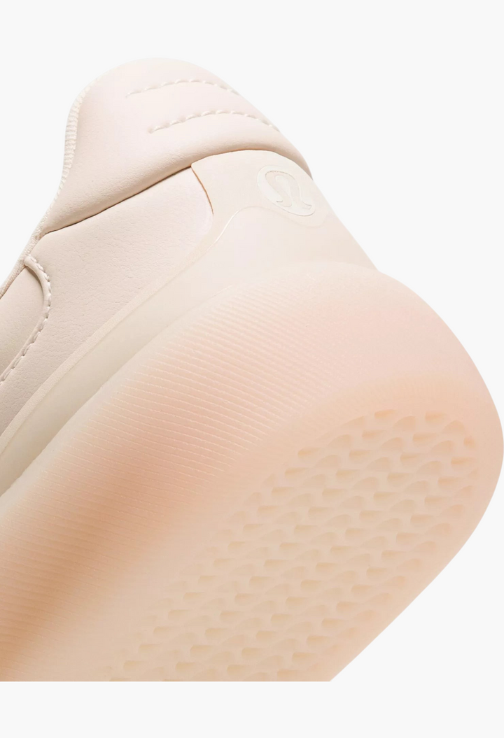 GLAM MODA Women's Cityverse sneaker heel detail showing off-white leather-alternative material and rubber outsole