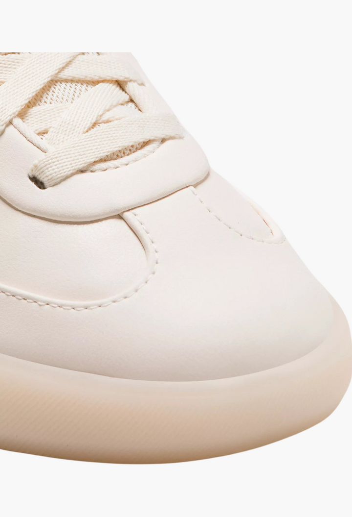 GLAM MODA Women's Cityverse sneaker in cream leather-alternative with exposed stitching and rubber outsole