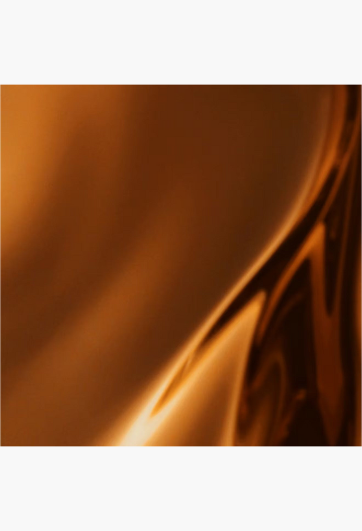 GLAM MODA The Lip Polish buffing balm with a smooth, rich, amber-toned texture for exfoliating and conditioning lips.