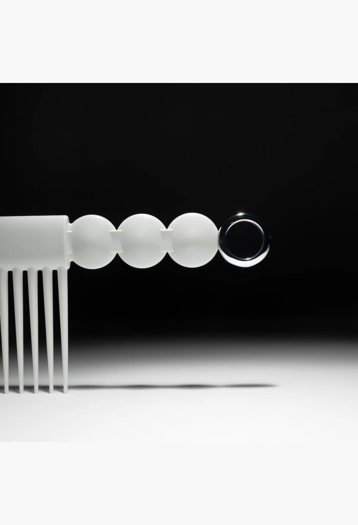 GLAM MODA white rake comb with extra-long tapered teeth and a circular metal hanging ring for detangling hair