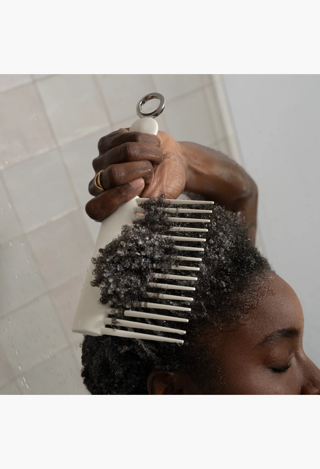 GLAM MODA Rake Comb with long tapered teeth detangling curly hair with deep conditioner applied