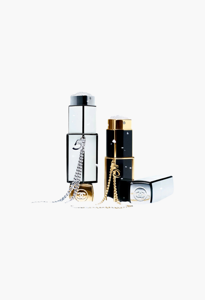GLAM MODA Chanel N°5 L'eau purse sprays with jewellery chains in a snowy holiday setting