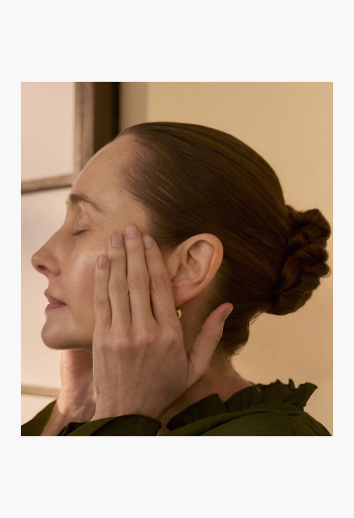 GLAM MODA model applying Sensai Ultimate The Concentrate to her face for a radiant and firm skin transformation