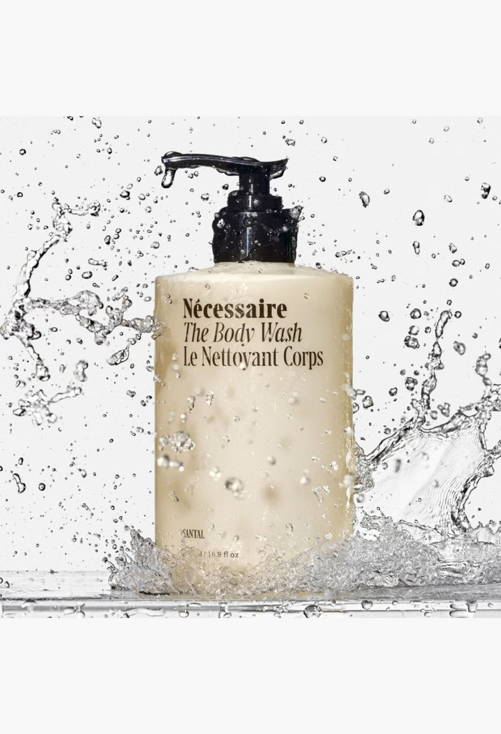 GLAM MODA Nécessaire The Body Wash Santal in a minimalist bottle surrounded by refreshing water splashes