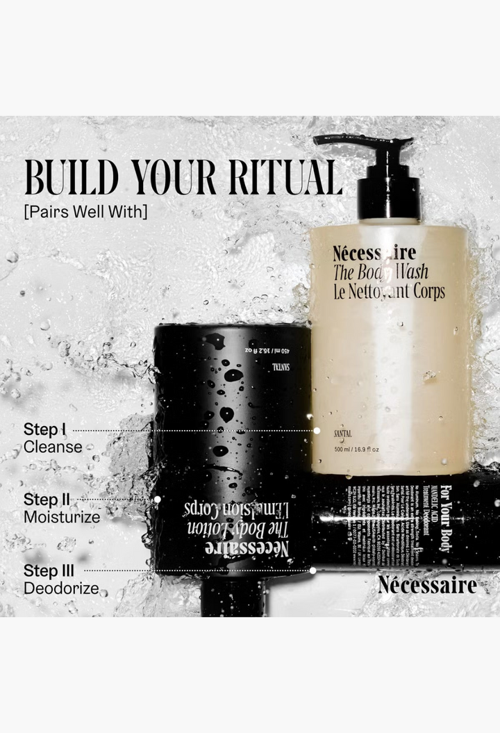 GLAM MODA Nécessaire The Body Wash Santal and The Body Lotion bottles with water splashes on a white background