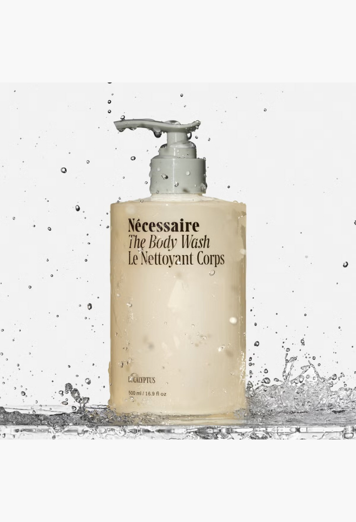 GLAM MODA Nécessaire The Body Wash Eucalyptus in a clear 500ml pump bottle surrounded by refreshing water splashes.