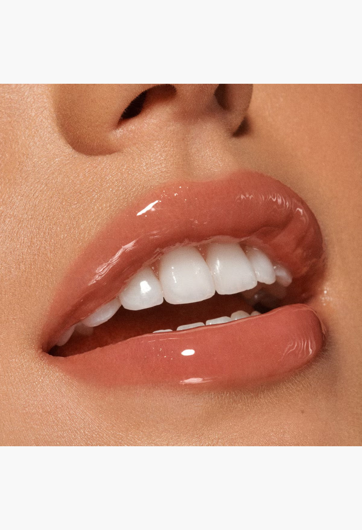 GLAM MODA VIEVE Lip Dew applied on lips for a high-shine, non-sticky, luminous glossy finish.