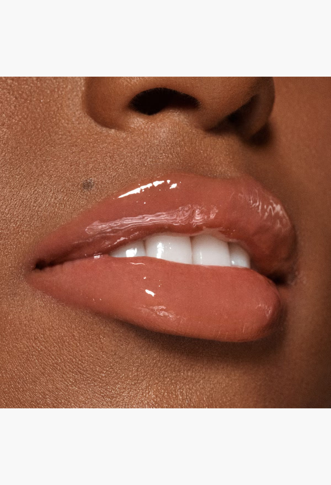 GLAM MODA VIEVE Lip Dew applied on lips for a high-shine, non-sticky, and luminous glassy finish.