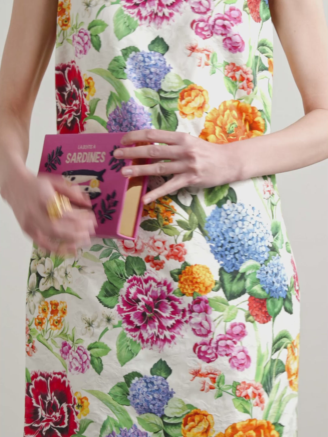 حقيبة كلاتش من القماش المزخرف بتطريز السردين