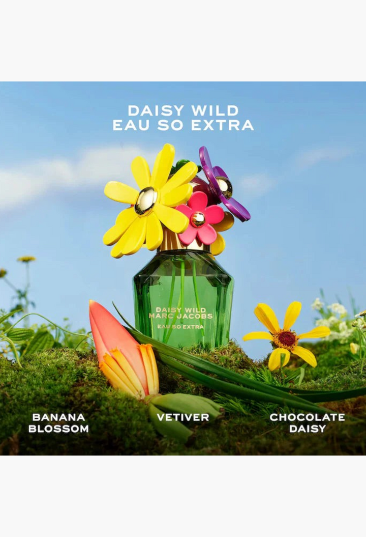 GLAM MODA Marc Jacobs Daisy Wild Eau So Extra perfume bottle with floral cap on a mossy field with text overlays.