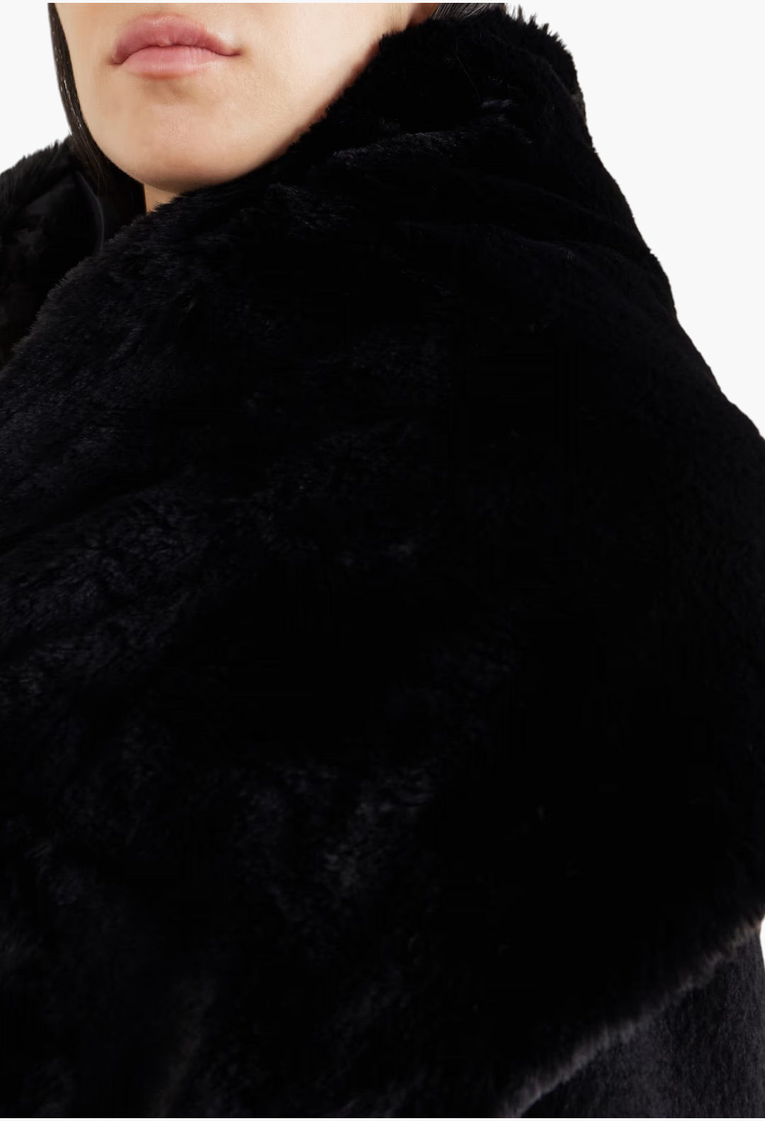 GLAM MODA Piacere black plush scarf with soft faux fur texture worn around the neck