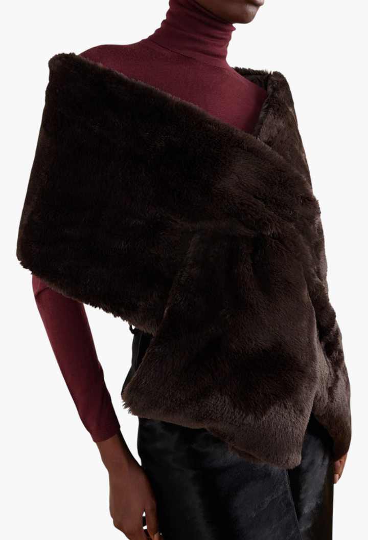 GLAM MODA Piacere plush brown scarf with quilted shell reverse and slot-through bow fastening worn by a model.