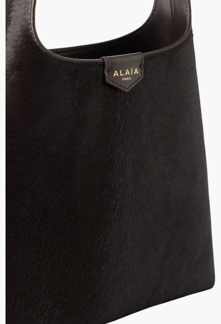 GLAM MODA Alaïa deep brown calf hair shoulder bag with a slouchy silhouette and leather shoulder strap